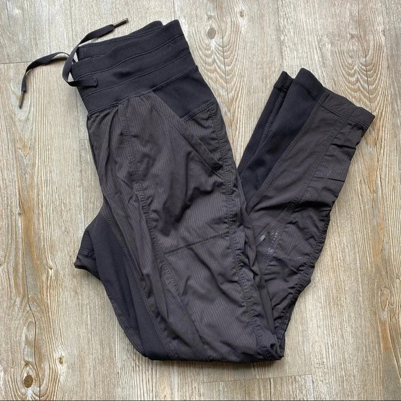 LULULEMON | Black  Capri Pants - Picture 1 of 9